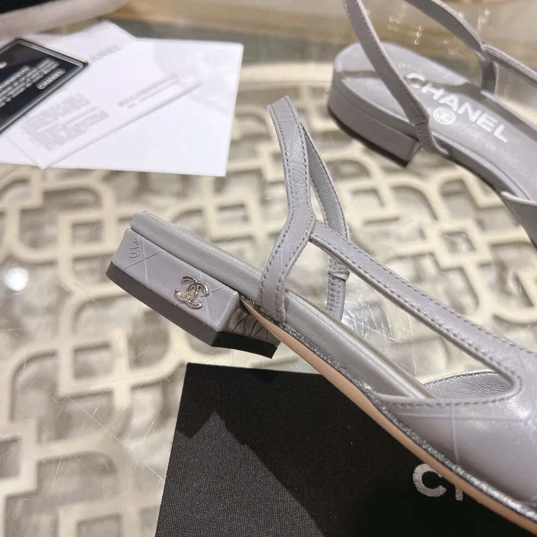 👟👟Ex-factory price 540👟👟 CHANEL Xiangjia 24vs spring and summer new fashion sandals series... Chanel is a very comprehensive noble fashion lifestyle brand. The same models are sold by major fashion bloggers and celebrities in Hong Kong, the United States, and other countries. They are simply beautiful. I fall in love with elegance and the playful sense of the future. I want to own them right away just by looking at them. But you can really think about a pair of exquisite high heels. This series is specially designed for extraordinary and indifferent ladies to create a unique overall effect. CHANEL designs products that inspire women to move forward and highlight their charm... 1️⃣Material: Original customized patent leather + imported sheepskin 2️⃣Inner lining: Original customized imported sheepskin 3️⃣Feet: Original customized imported sheepskin 4️⃣Outsole: Genuine leather sole imported from Italy 5️⃣Heel height: 2.5cm/6.5cm/9cm 6️⃣Number: 34-43 (34.40.41.42.43 customization is not returnable) 7️⃣Packaging: The latest and exquisite full set of packaging at the counter